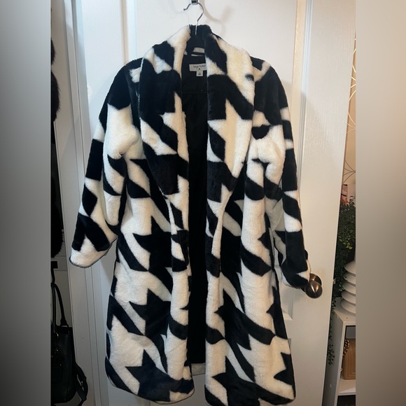 Super cute faux fur jacket! - Picture 3 of 8